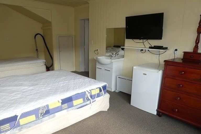 Photo of property in 6 Mckibbin Place, Arrowtown, 9302