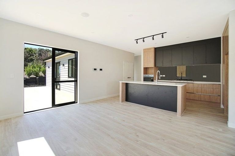 Photo of property in 75a Twin Parks Rise, Papakura, 2582