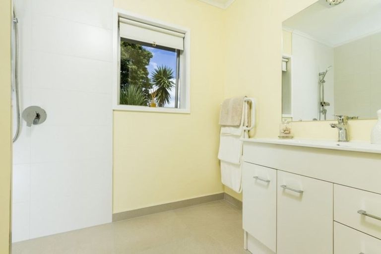 Photo of property in 2/8 Tobruk Crescent, Milford, Auckland, 0620