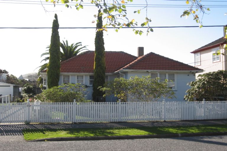 Photo of property in 10 Wheatley Street, Naenae, Lower Hutt, 5011