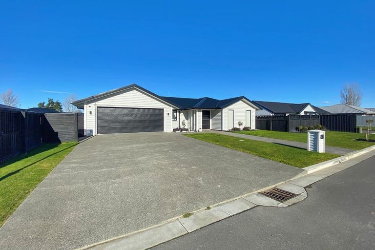 Photo of property in 11 Saint James Place, Rangiora, 7400