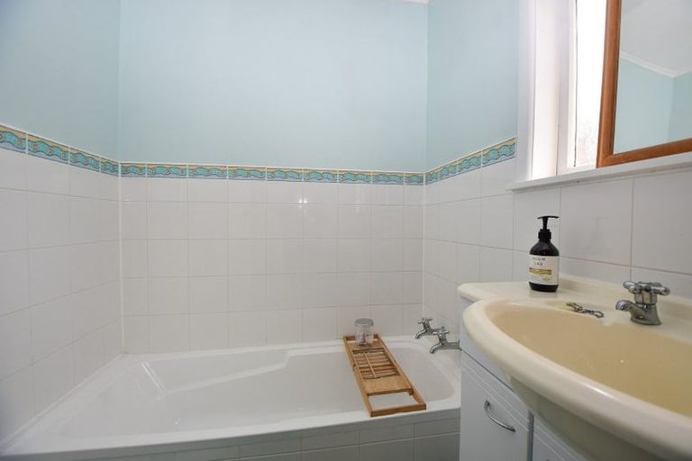 Photo of property in 1 Hughan Place, Carterton, 5713