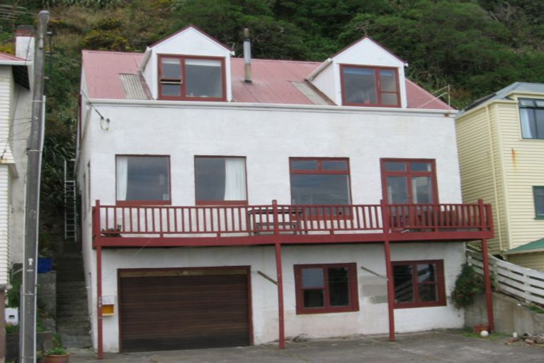 Photo of property in 176 The Esplanade, Island Bay, Wellington, 6023