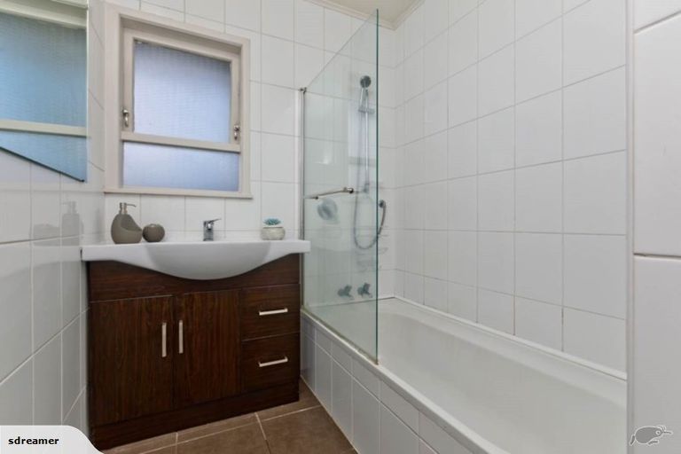 Photo of property in 22 Lynden Avenue, Hillcrest, Auckland, 0627