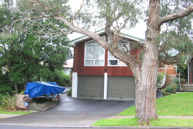 Photo of property in 11 La Perouse Street, Botany Downs, Auckland, 2010