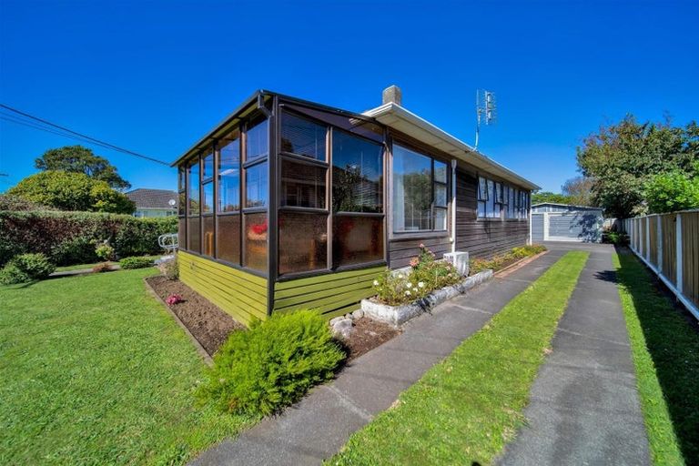 Photo of property in 1 Robbins Crescent, Hawera, 4610
