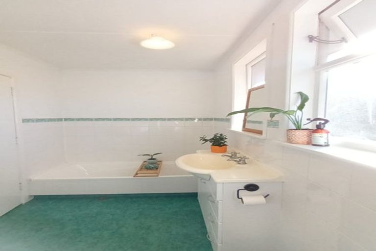 Photo of property in 1 Hughan Place, Carterton, 5713