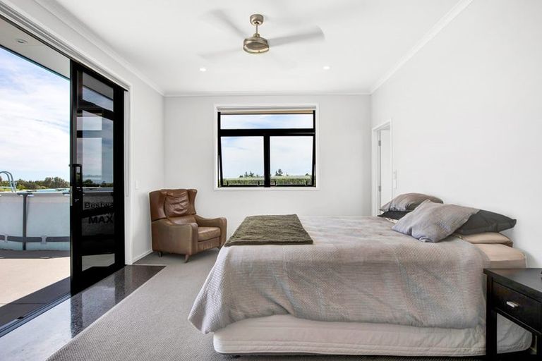 Photo of property in 135 Sealy Road, Omata, New Plymouth, 4374