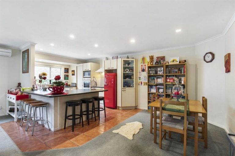 Photo of property in 16 Berkshire Terrace, Massey, Auckland, 0614