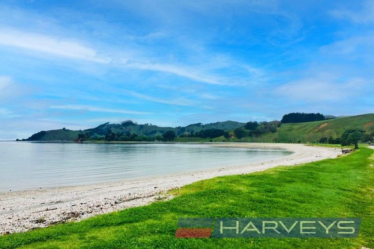 Photo of property in 12 Mihaka Road, Kawakawa Bay, Papakura, 2585