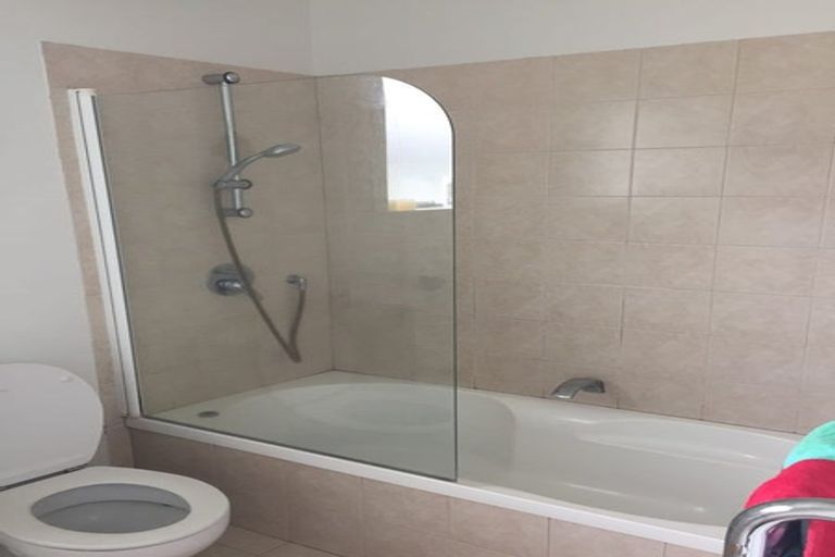 Photo of property in 4 Wharf Road, Te Atatu Peninsula, Auckland, 0610