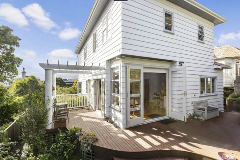 Photo of property in 11 Kinross Street, Kelburn, Wellington, 6012
