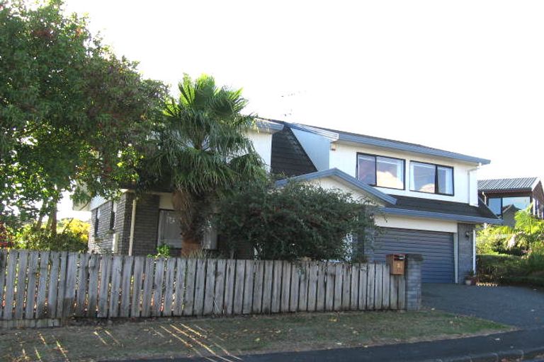 Photo of property in 1/3 Lantana Road, Green Bay, Auckland, 0604