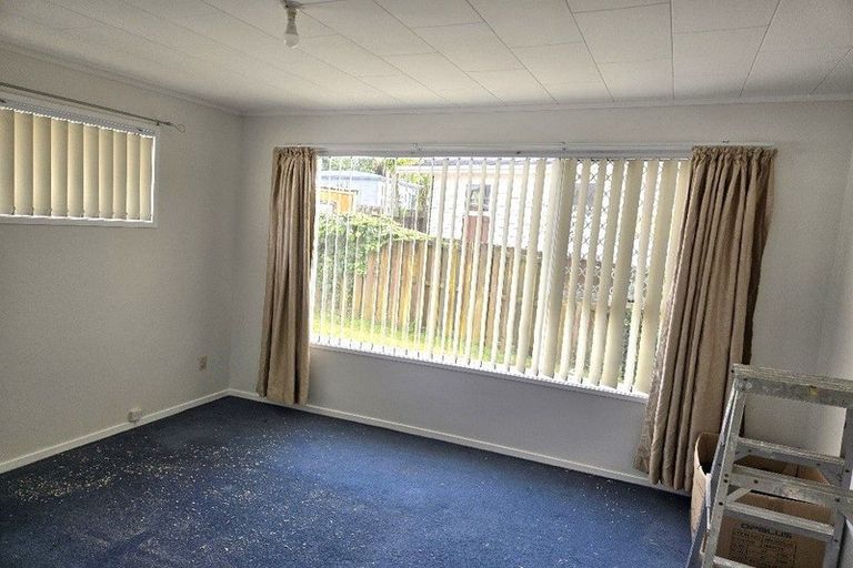 Photo of property in 2/56 Cockayne Crescent, Sunnynook, Auckland, 0620
