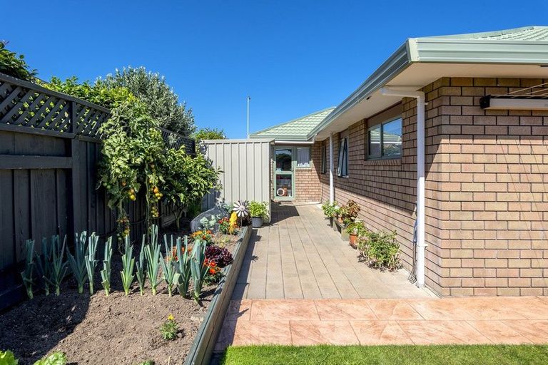 Photo of property in 9 Cranbrook Grove, Waikanae, 5036