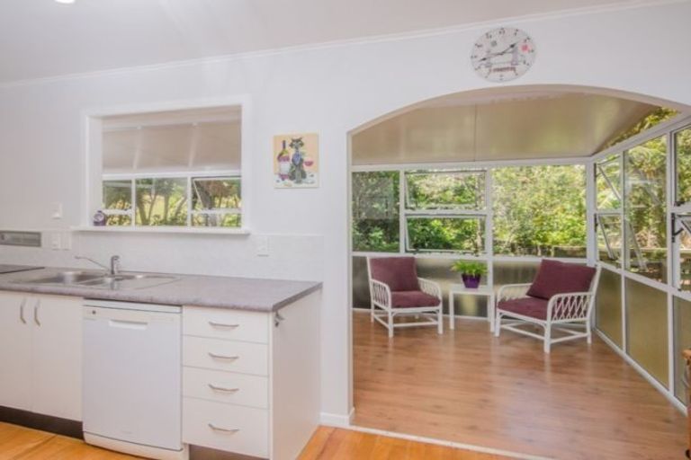 Photo of property in 3 Thuja Street, Green Bay, Auckland, 0604