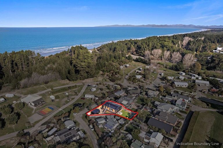 Photo of property in 5 Beach Crescent, Waikuku Beach, 7473