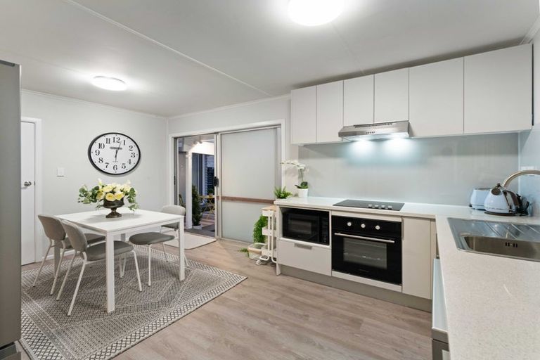 Photo of property in 24 Cobham Crescent, Kelston, Auckland, 0602