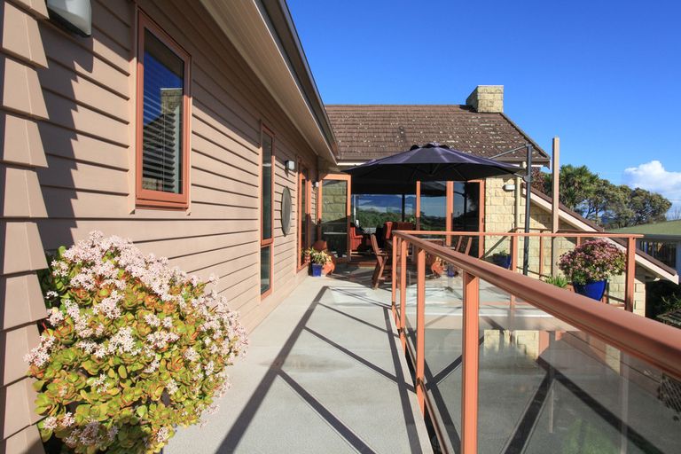 Photo of property in 1 Lorenzen Bay Road, Raglan, 3225