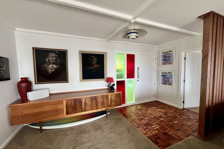 Photo of property in 15 Piha Road, Piha, New Lynn, 0772