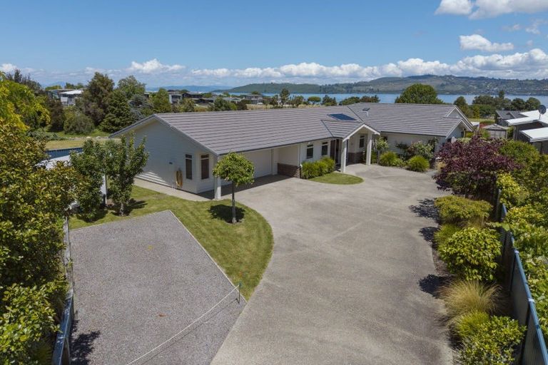 Photo of property in 5 Pukenamu Road, Rainbow Point, Taupo, 3330