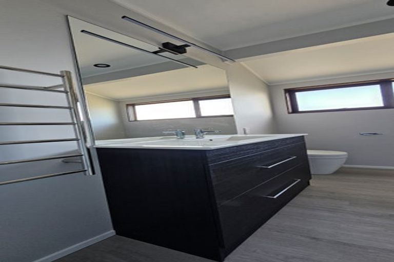 Photo of property in 1/25 Sartors Avenue, Northcross, Auckland, 0630