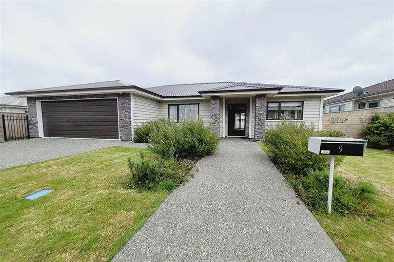 Photo of property in 9 Henrietta Maxwell Grove, Wainuiomata, Lower Hutt, 5014