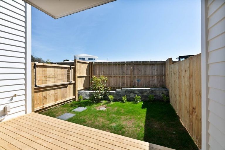 Photo of property in 2/10 Becker Drive, Weymouth, Auckland, 2103