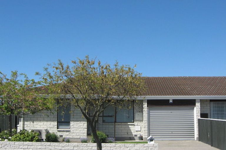 Photo of property in 2/52a Chipping Lane, Redwood, Christchurch, 8051