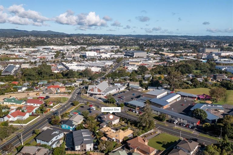 Photo of property in 1 Lavelle Road, Henderson, Auckland, 0612