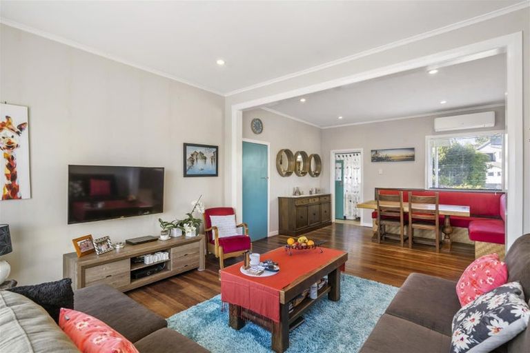 Photo of property in 1 Lavelle Road, Henderson, Auckland, 0612