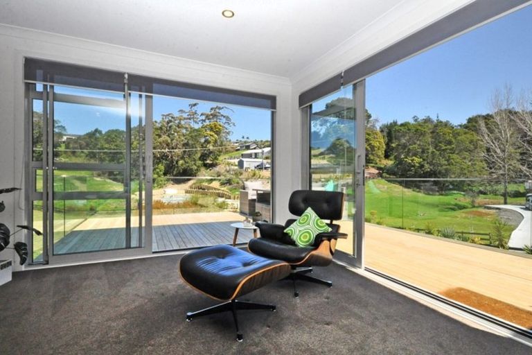 Photo of property in 5a Hobbs Road, Matakatia, Whangaparaoa, 0930