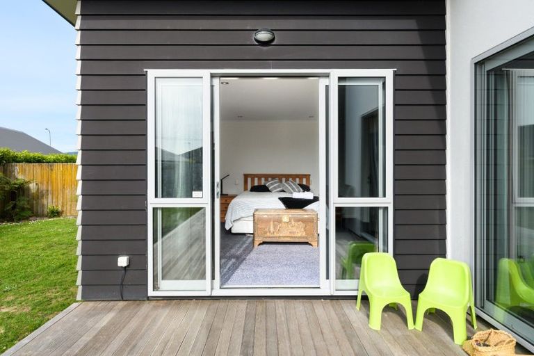 Photo of property in 4 Saint Heliers Grove, Fitzherbert, Palmerston North, 4410