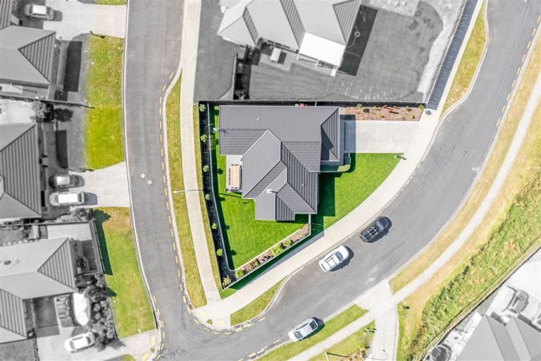 Photo of property in 77 Sunstone Crescent, Timberlea, Upper Hutt, 5018