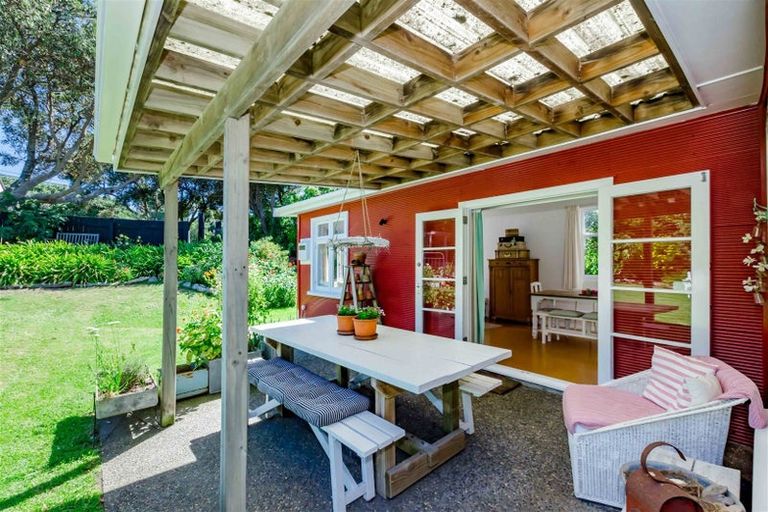 Photo of property in 42 Field Way, Waikanae Beach, Waikanae, 5036