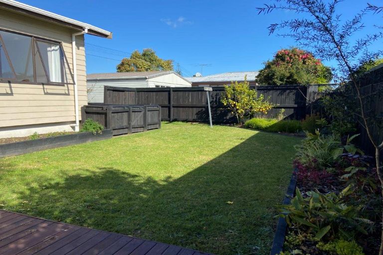 Photo of property in 2a Rixon Place, Te Atatu Peninsula, Auckland, 0610