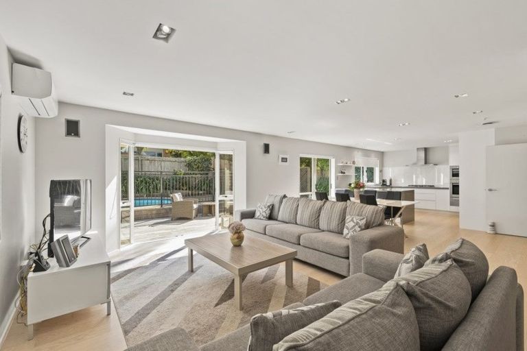 Photo of property in 13 Te Hoe Grove, Pinehill, Auckland, 0632