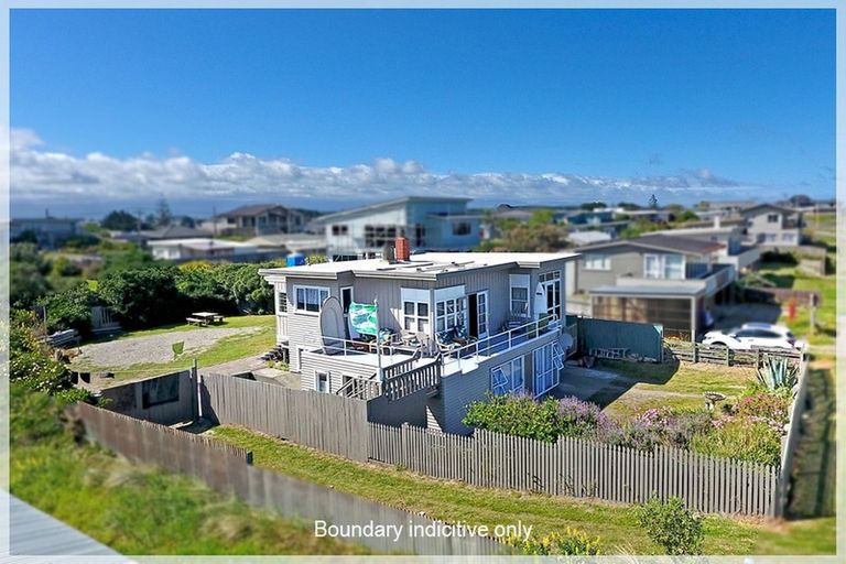 Photo of property in 11 Marine Parade South, Foxton Beach, Foxton, 4815