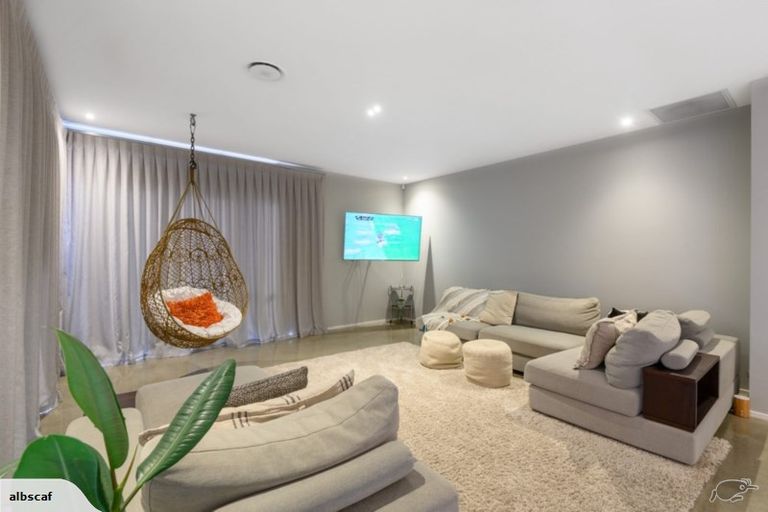 Photo of property in 21 Van Rixel Drive, Kumeu, 0810