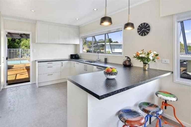 Photo of property in 9 Christensen Place, Forrest Hill, Auckland, 0620