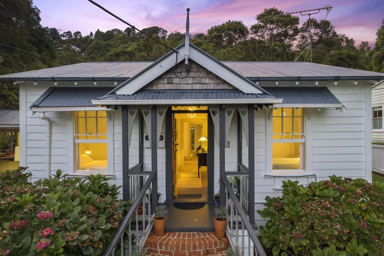 Photo of property in 15 Huia Road, Titirangi, Auckland, 0604