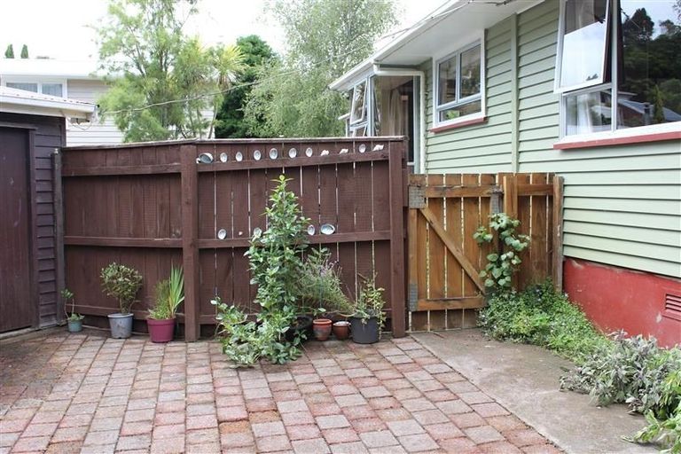 Photo of property in 12 Kendal Place, Merrilands, New Plymouth, 4312