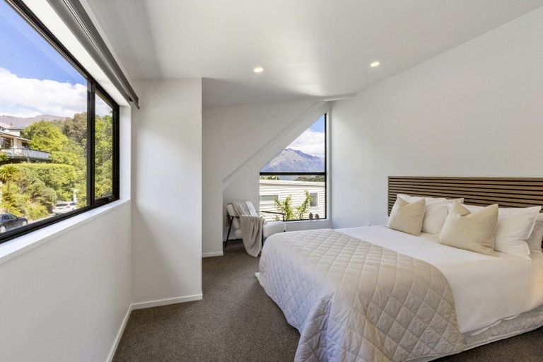 Photo of property in 6 Mackinnon Terrace, Sunshine Bay, Queenstown, 9300