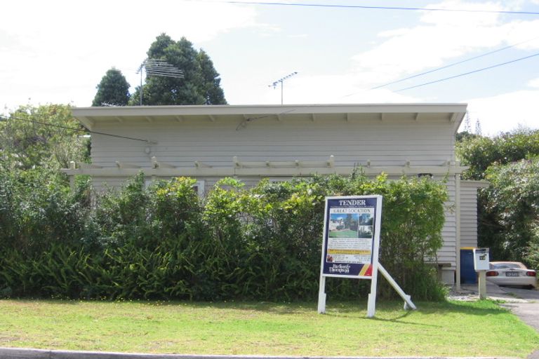 Photo of property in 37 Lyons Avenue, Murrays Bay, Auckland, 0630