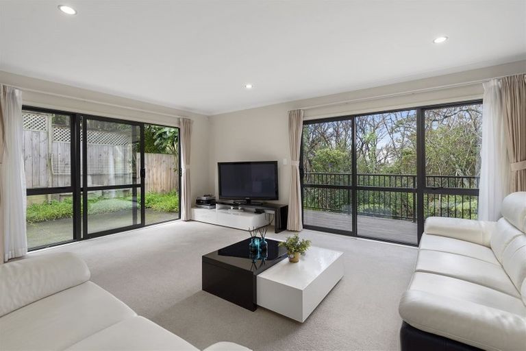 Photo of property in 42 Springvale Drive, Fairview Heights, Auckland, 0632