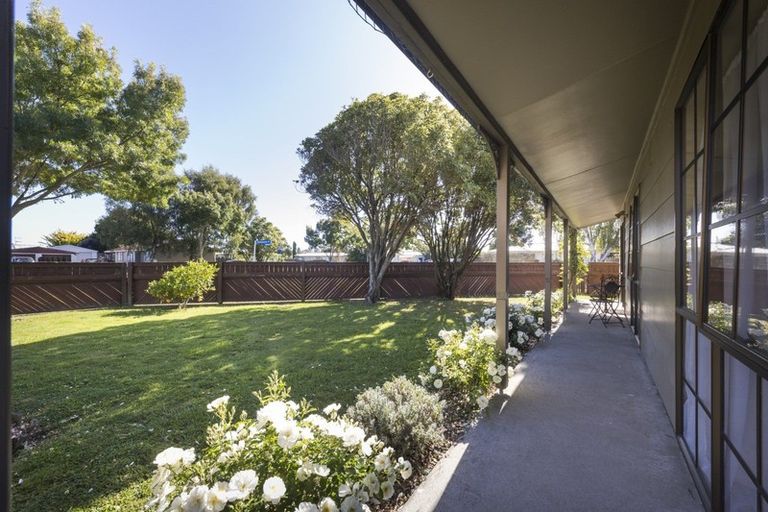 Photo of property in 2 Chatsworth Place, Highbury, Palmerston North, 4412