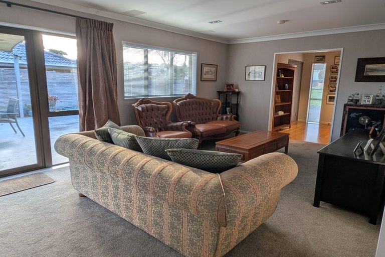 Photo of property in 10 Woodview Rise, Botany Downs, Auckland, 2010