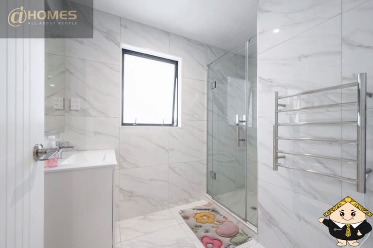 Photo of property in 5e Beach Road, Te Atatu Peninsula, 0610