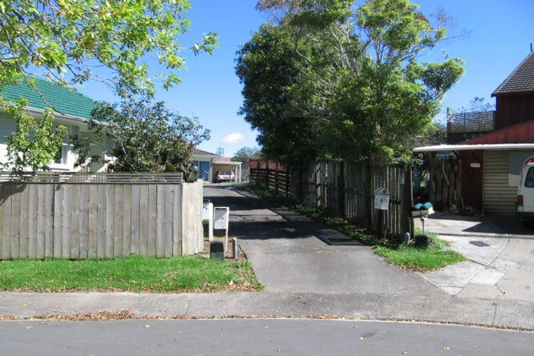 Photo of property in 11 Woodman Place, West Harbour, Auckland, 0618