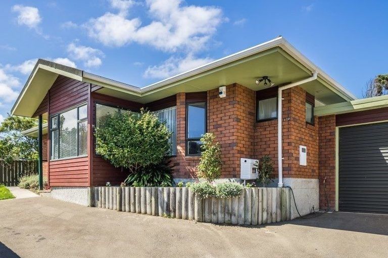 Photo of property in 17c Roy Street, Tawa, Wellington, 5028